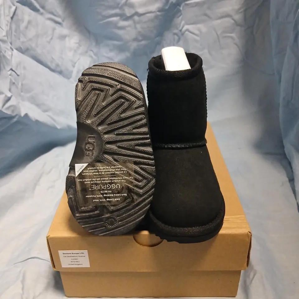 UGG KIDS' BLACK SHORT BOOTS – SHEARLING-LINED, UK 5 YOUNGSTER