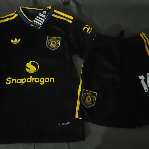ADIDAS MANCHESTER UNITED FOOTBALL KIT UK SIZE 24 - AMAD NUMBER 16