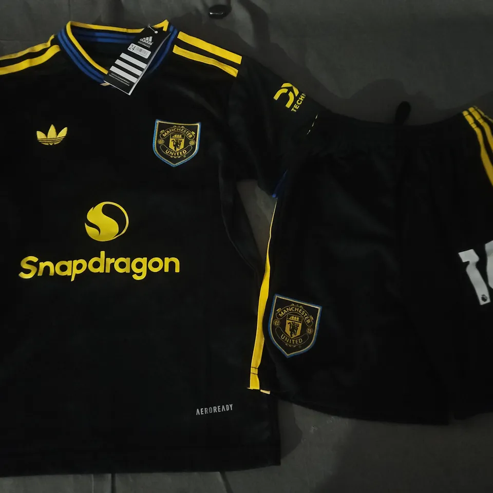 ADIDAS MANCHESTER UNITED FOOTBALL KIT UK SIZE 24 - AMAD NUMBER 16