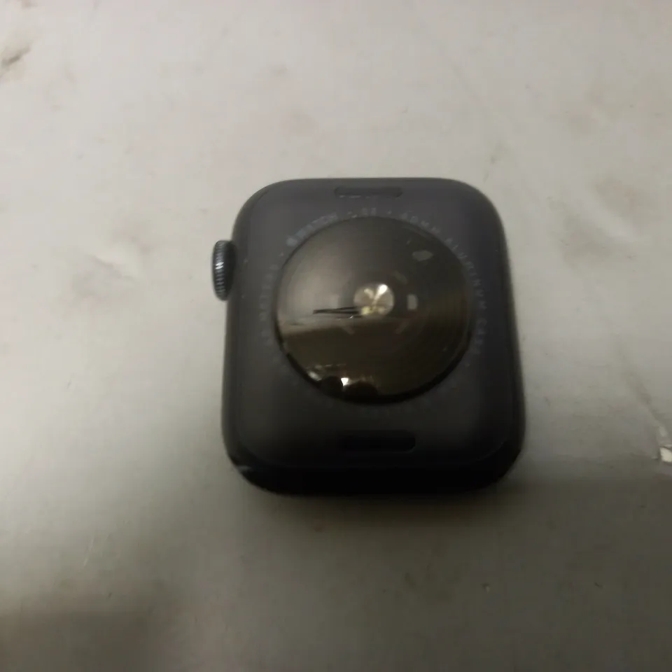 APPLE WATCH SE (40mm) (NO STRAP)