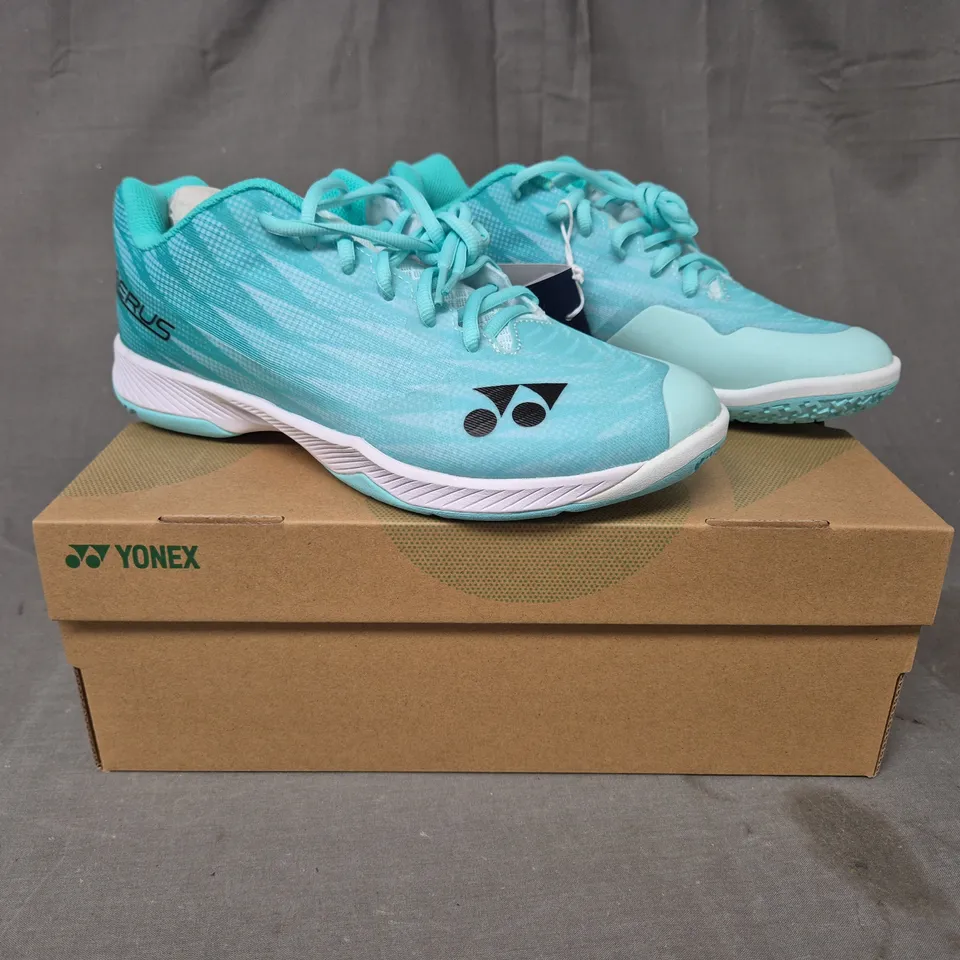 BOXED PAIR OF YONEX POWER CUSHION AERUS Z WOMEN'S SHOES IN MINT UK SIZE 7.5