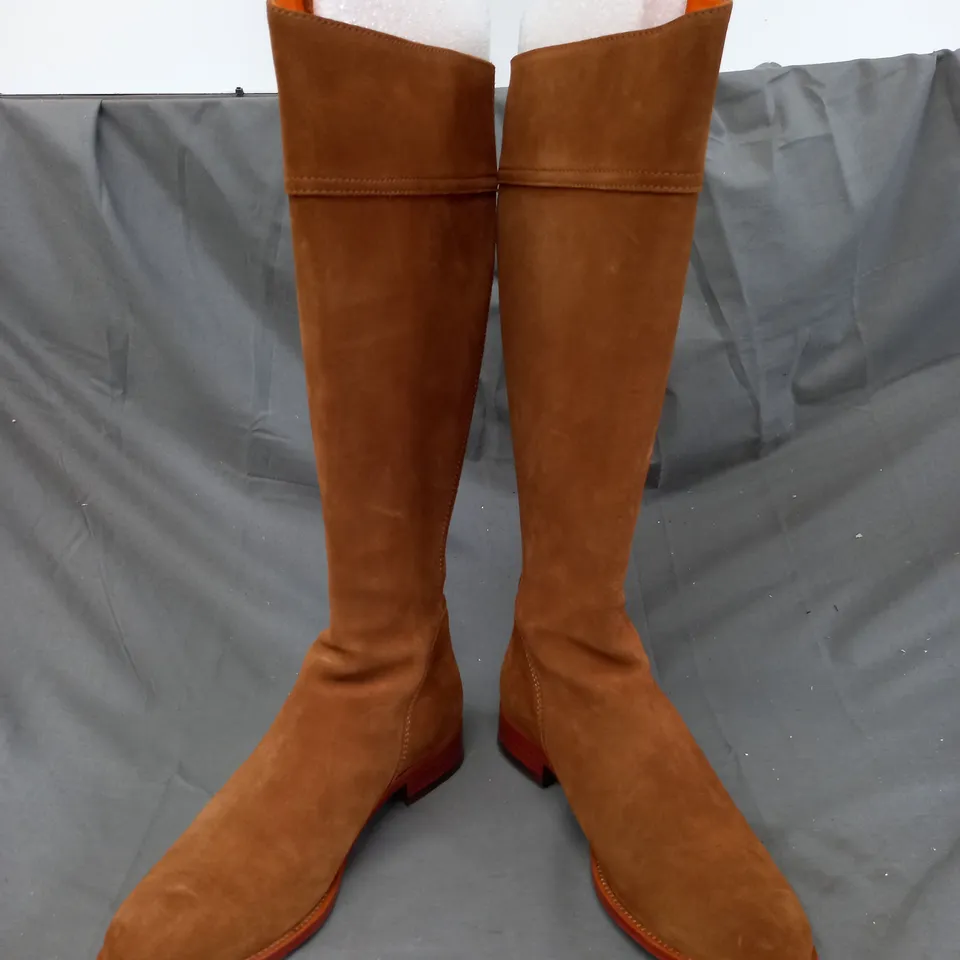 BOXED PAIR OF FAIRFAX & FAVOUR KNEE-HIGH BOOTS IN TAN EU SIZE 42