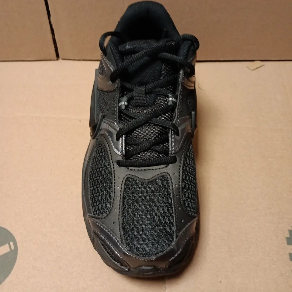 UNBOXED PAIR OF NIKE LACE TRAINERS IN BLACK - UK 6