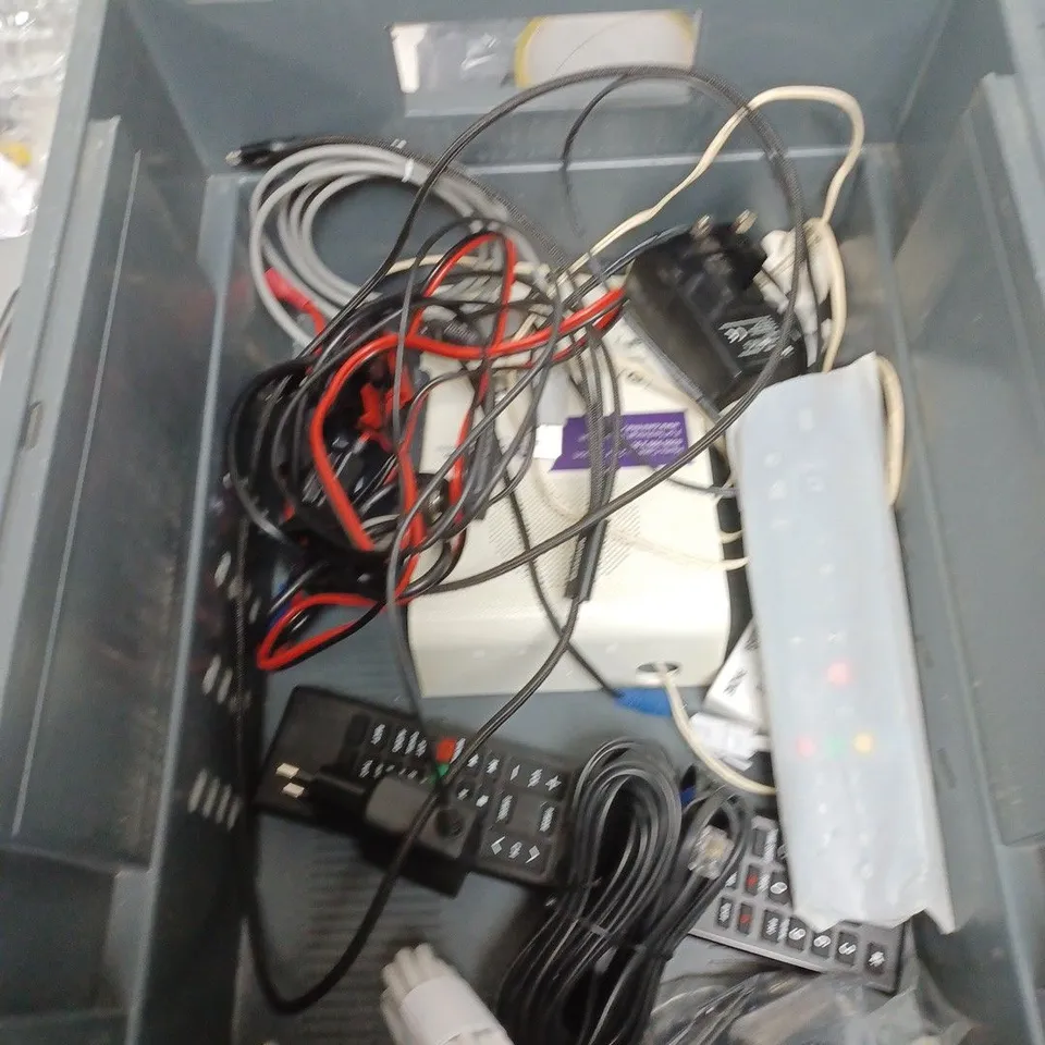 BOX OF APPROXIMATELY 20 ASSORTED ELECTRICAL ITEMS TO INCLUDE PLUGS, CABLES AND A SKY BOX