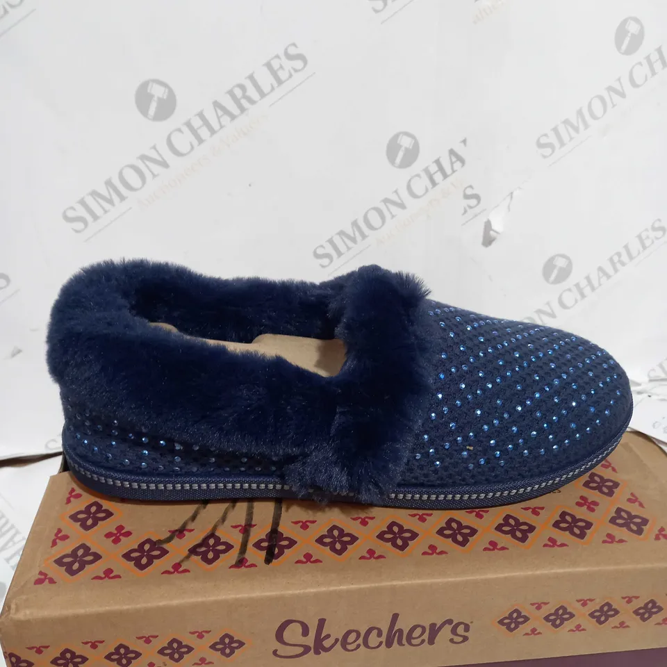 BOXED PAIR OF SKECHERS COZY SLIPPERS IN NAVY SIZE 4.5