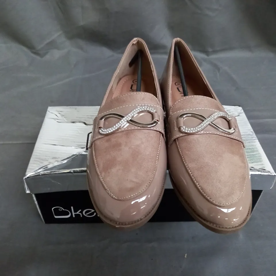APPROXIMATELY 11 BOXED PAIR OF KELSI BEIGE LOAFERS IN VARIOUS SIZES TO INCLUDE SIZE 4