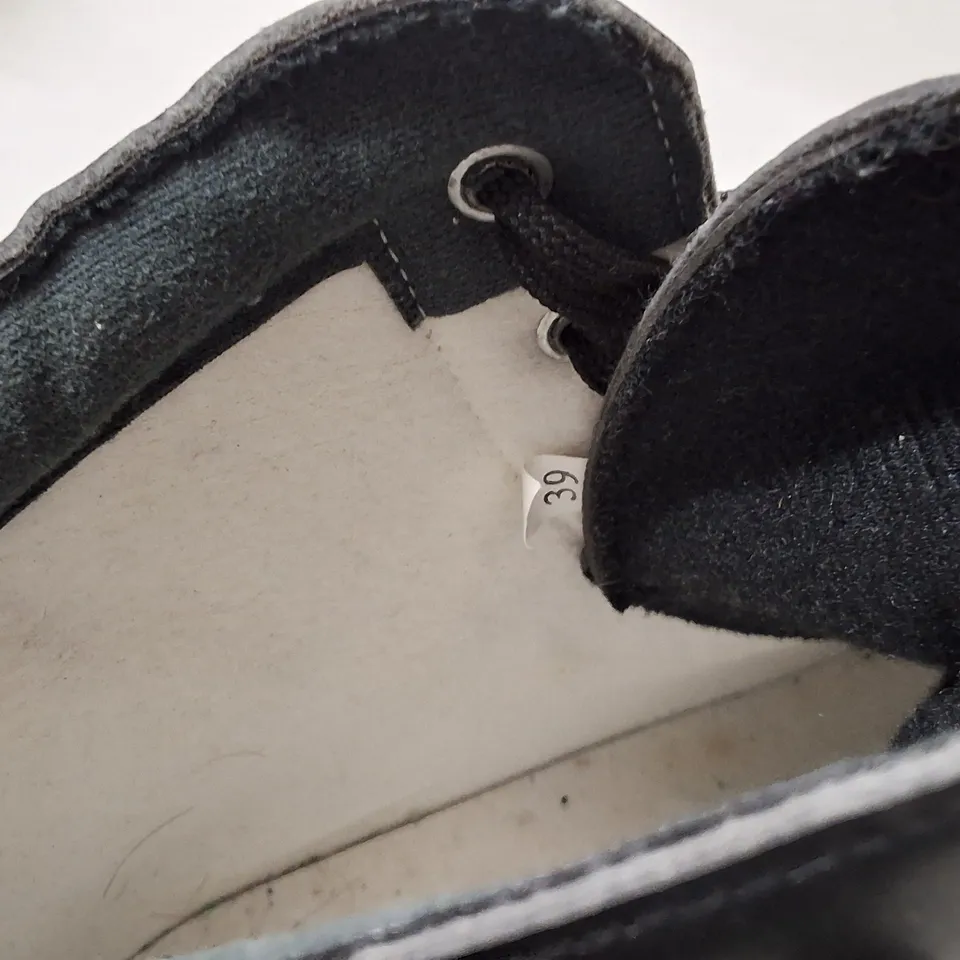 BLACK QUAD ROLLER SKATES, UK 6.5 (EU 39) WITH CARRY BAG