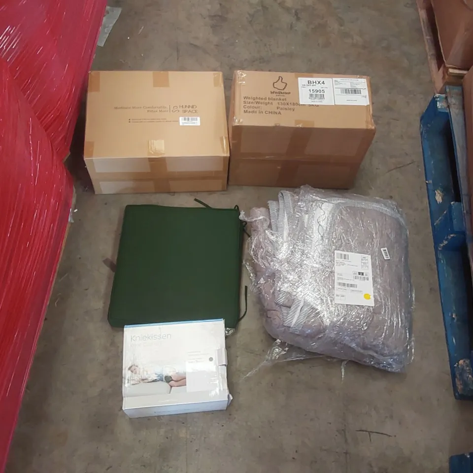 PALLET TO CONTAIN A LARGE ASSORTMENT OF PILLOWS AND CUSHIONS AND RELATED PRODUCTS // BRANDS MAY VARY