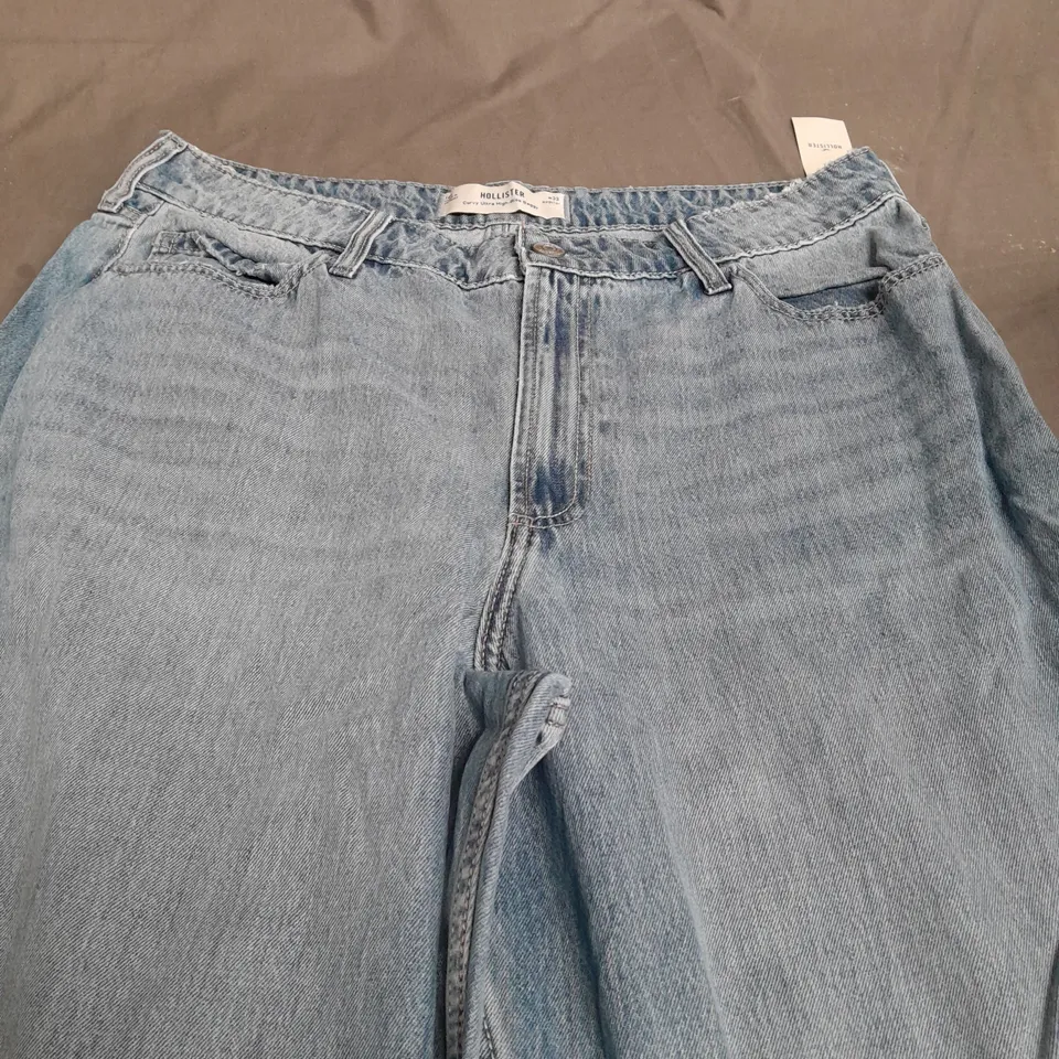 HOLLISTER CURVY ULTRA HIGH RISE BAGGY JEANS - W33