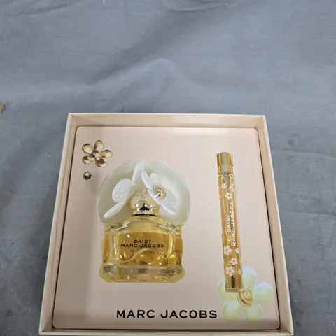 MARC JACOBS DAISY EAU DE TOILETTE 50ML AND PURSE SPRAY 10ML FOR WOMEN GIFT SET 