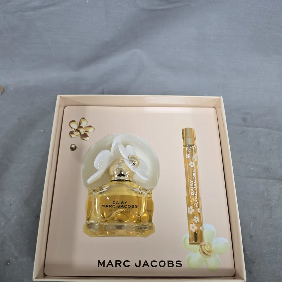 MARC JACOBS DAISY EAU DE TOILETTE 50ML AND PURSE SPRAY 10ML FOR WOMEN GIFT SET 