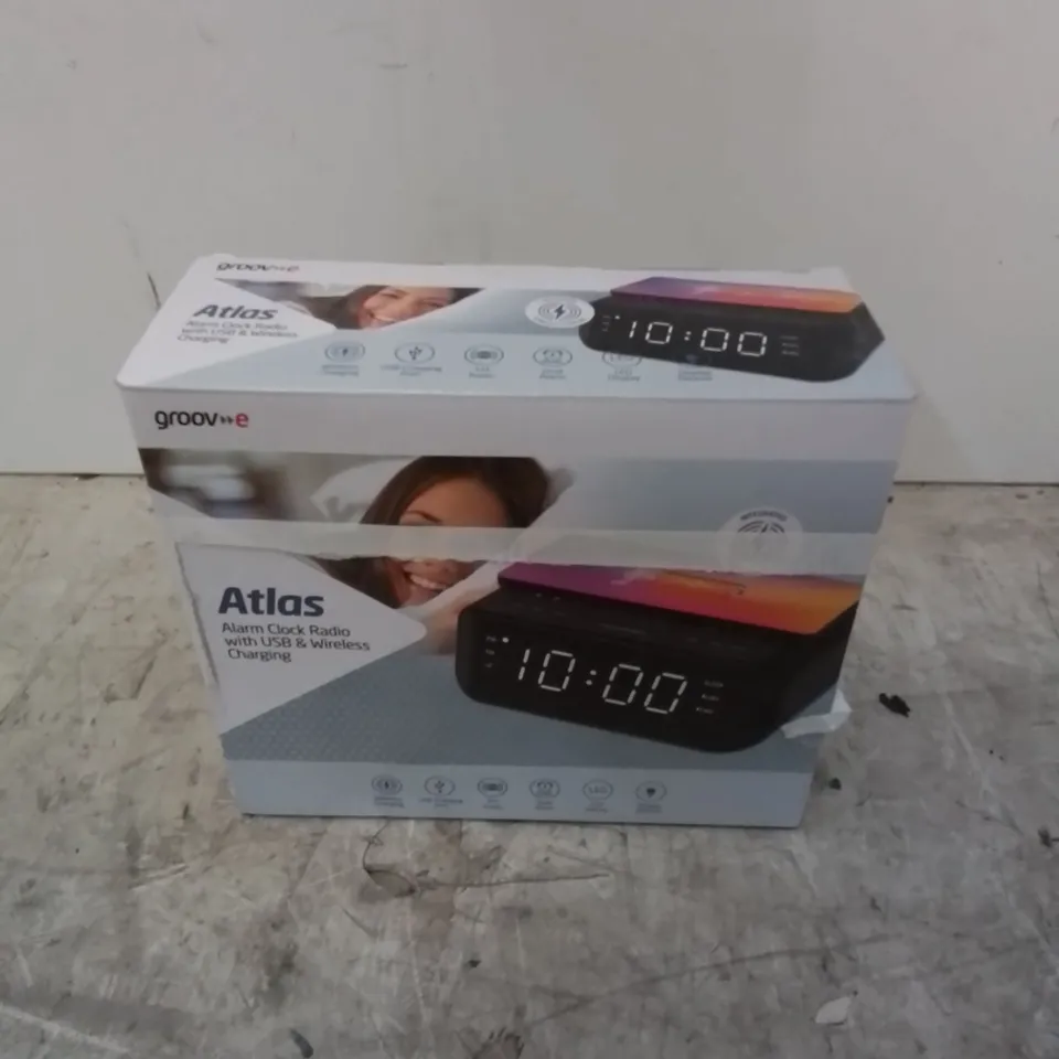 BOXED GROOVE ATLAS ALARM CLOCK RADIO WITH USB & WIRELESS CHARGING 