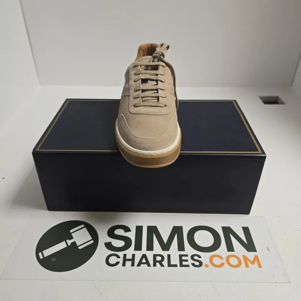BOXED PAIR OF FAIRFAX & FAVOR OMENS KENDRICK TRAINERS IN FAWN SUEDE - UK 7.5