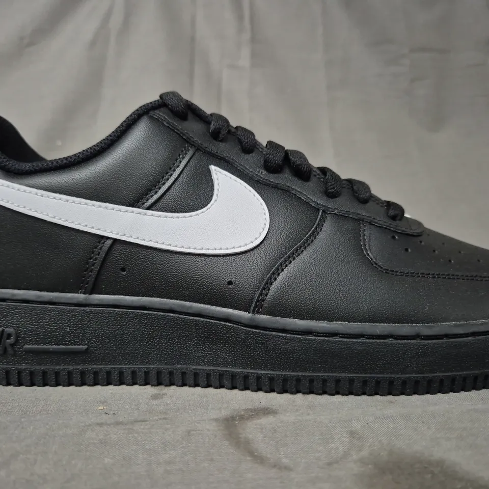 BOXED PAIR OF NIKE AIR FORCE 1 '07 SHOES IN BLACK/WHITE UK SIZE 9.5