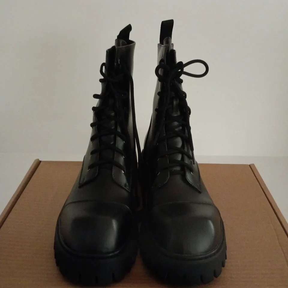 BOXED PAIR OF KOI GIMLI BLACK SQUARE TOE LACE UP BOOTS - SIZE 7