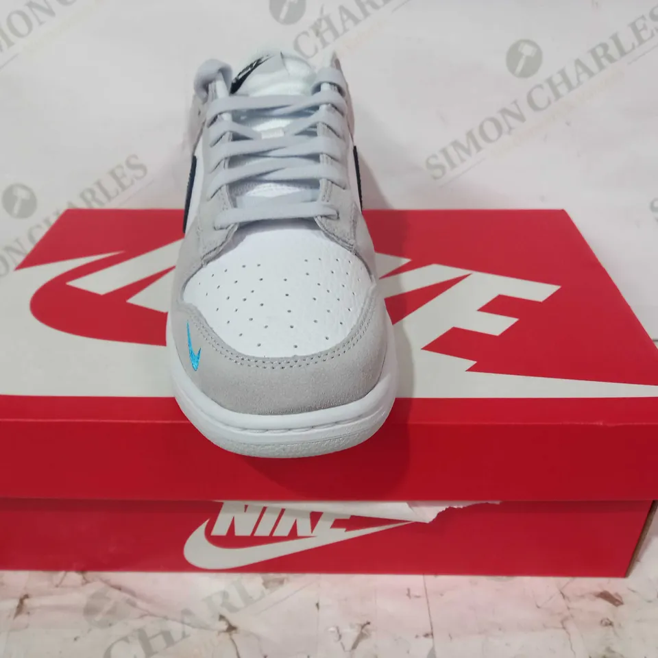 BOXED PAIR OF NIKE DUNK LOW SHOES IN WHITE/GREY/NAVY UK SIZE 8