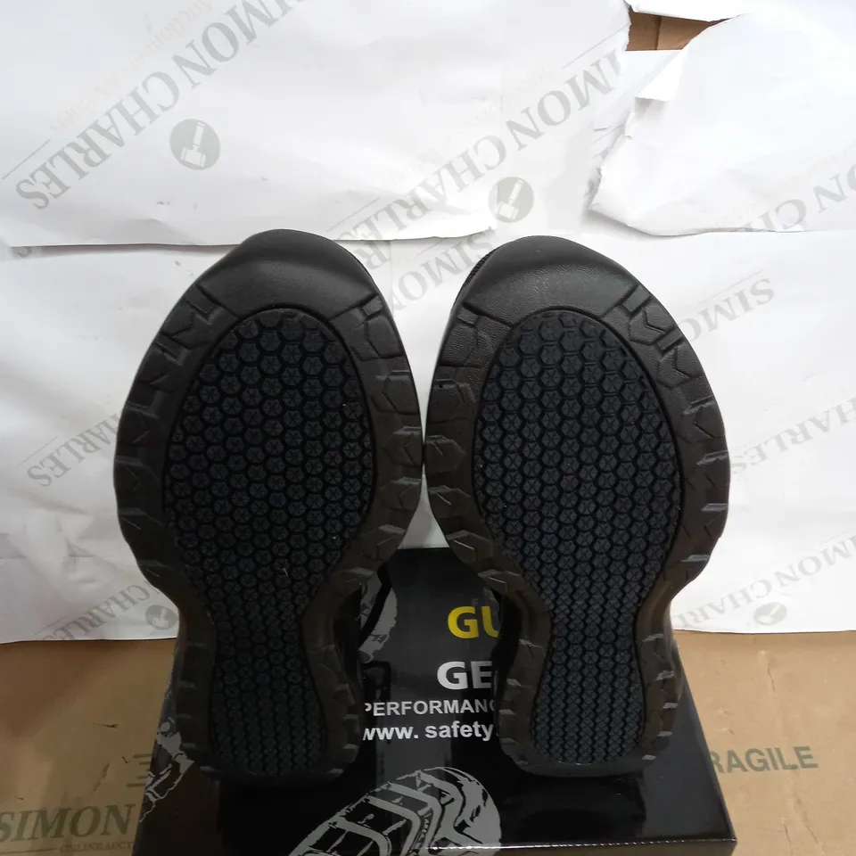 BOXED PAIR OF GUYISA SAFTEY BOOTS SIZE 10