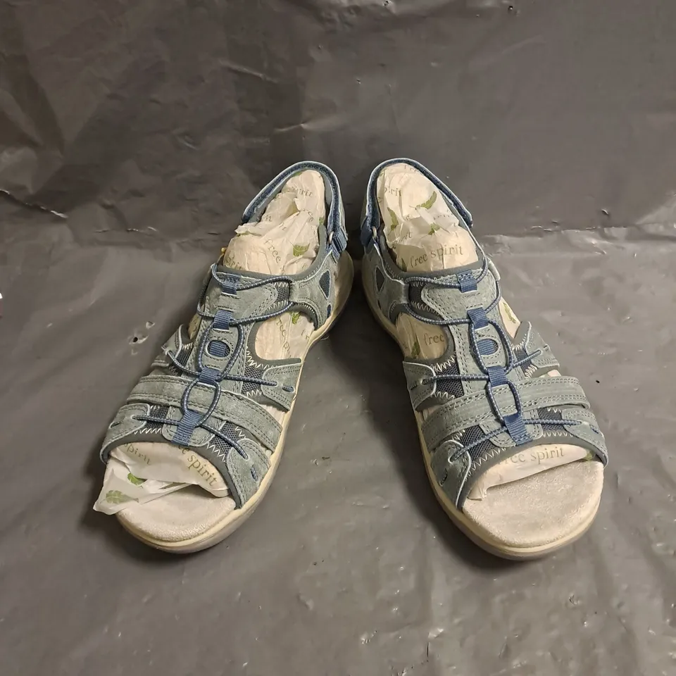 PAIR OF FREE SPIRIT SANDALS IN BLUE SIZE UK 8