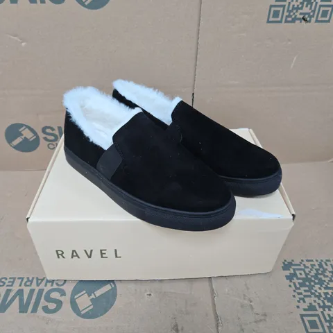 RAVEL OXLEY BLACK SUEDE SLIPPERS WITH WHITE FAUX-FUR LINING – UK 5 