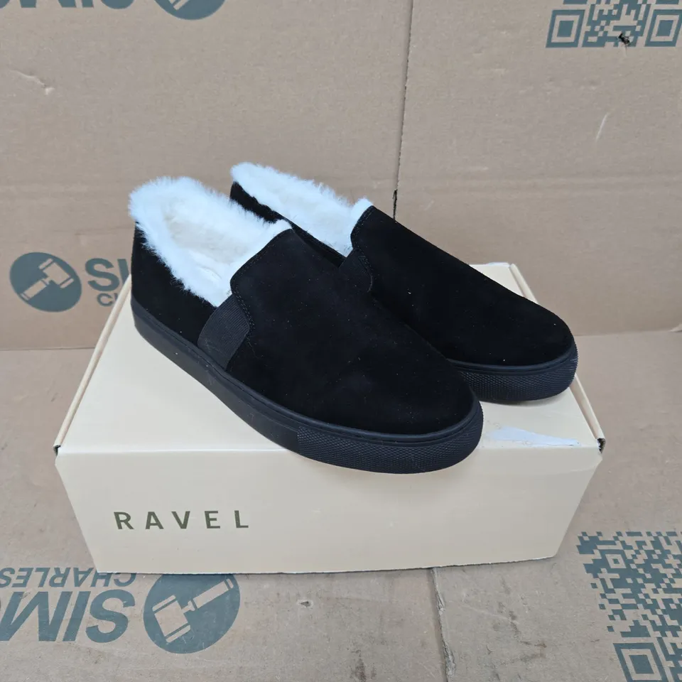RAVEL OXLEY BLACK SUEDE SLIPPERS WITH WHITE FAUX-FUR LINING – UK 5 