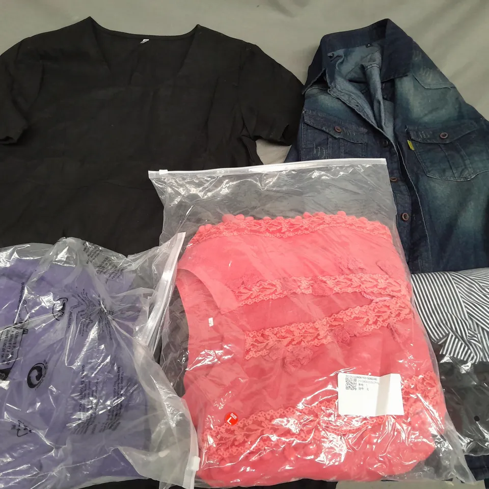 APPROXIMATELY 25 ASSORTED CLOTHING ITEMS IN VARIOUS SIZES TO INCLUDE DRESS, JACKET, TOP, ETC