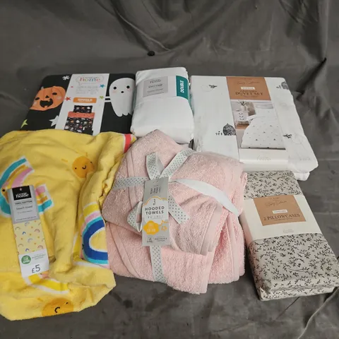 BOX OF APPROXIMATELY 12 ASSORTED BEDDING & SOFT FABRICS ITEMS TO INCLUDE DUVET SET - TOWEL - PILLOWCASES