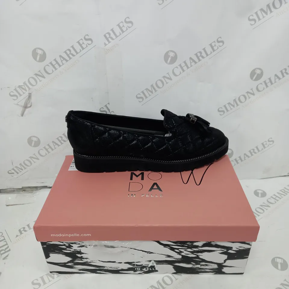 BOXED PAIR OF MODA IN PELLE EMMERSON BLACK SIZE 8