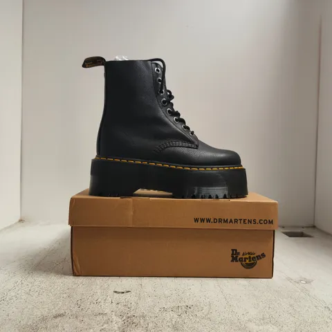 BOXED PAIR OF DR MARTENS 1460 PASCAL MAX BOOTS IN BLACK SIZE UK 6