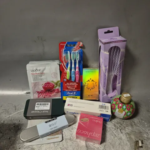APPROXIMATELY 22 ASSORTED COSMETICS ITEMS TO INCLUDE ORAL-B MEGA PACK TOOTHBRUSHES, ZEPHOCO BALM FOUNDATION, FLEXIFLOW DETANGLER, ETC