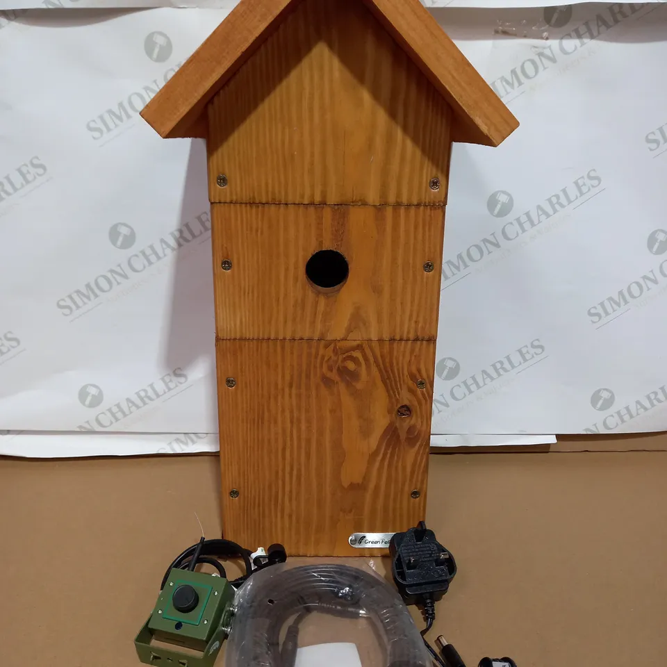GREENFEATHERS WOODEN BIRD BOX WITH WILDLIFE WIRED CAMERA 