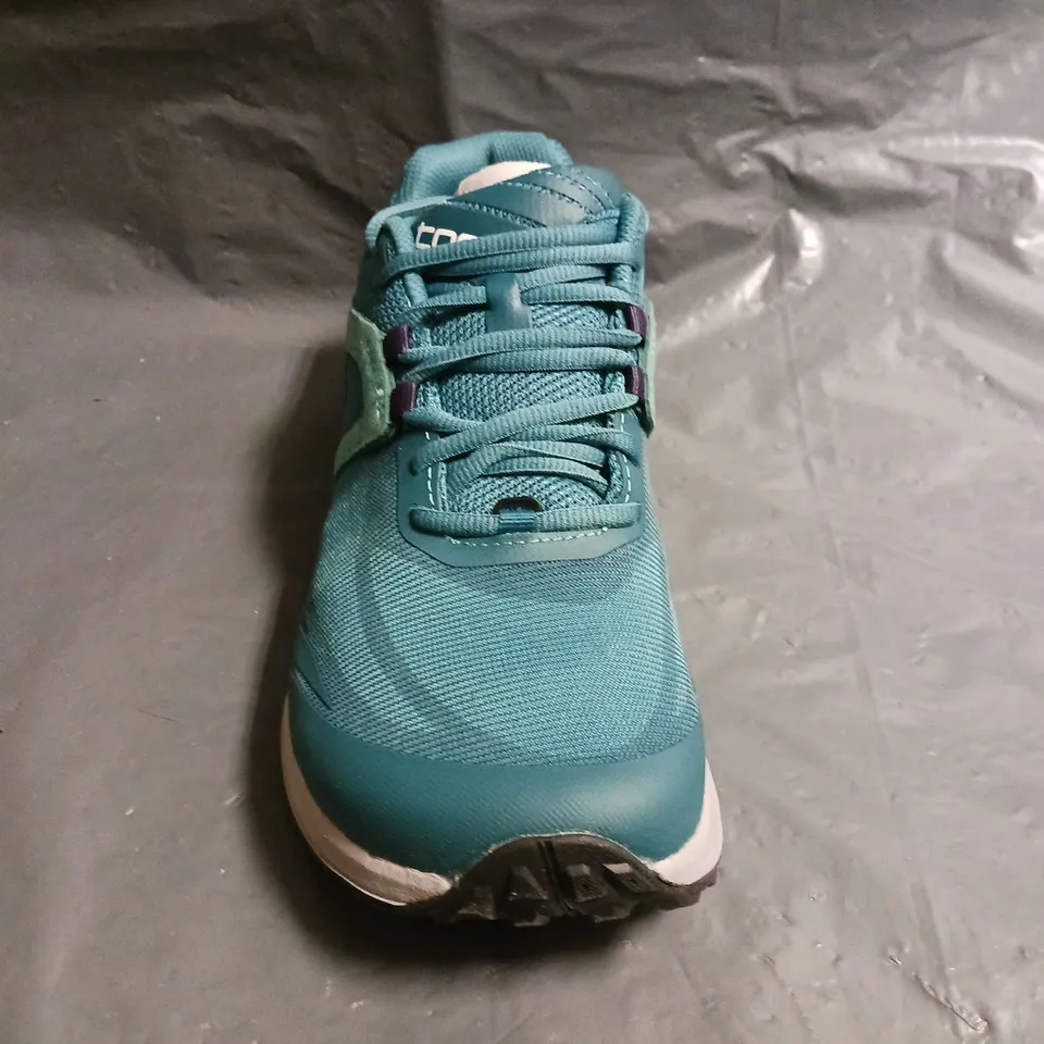 BOXED PAIR OF TOPO ATHLETIC WOMEN'S TERRAVENTURE 3 SHOES IN TEAL/PURPLE SIZE UK 6.5