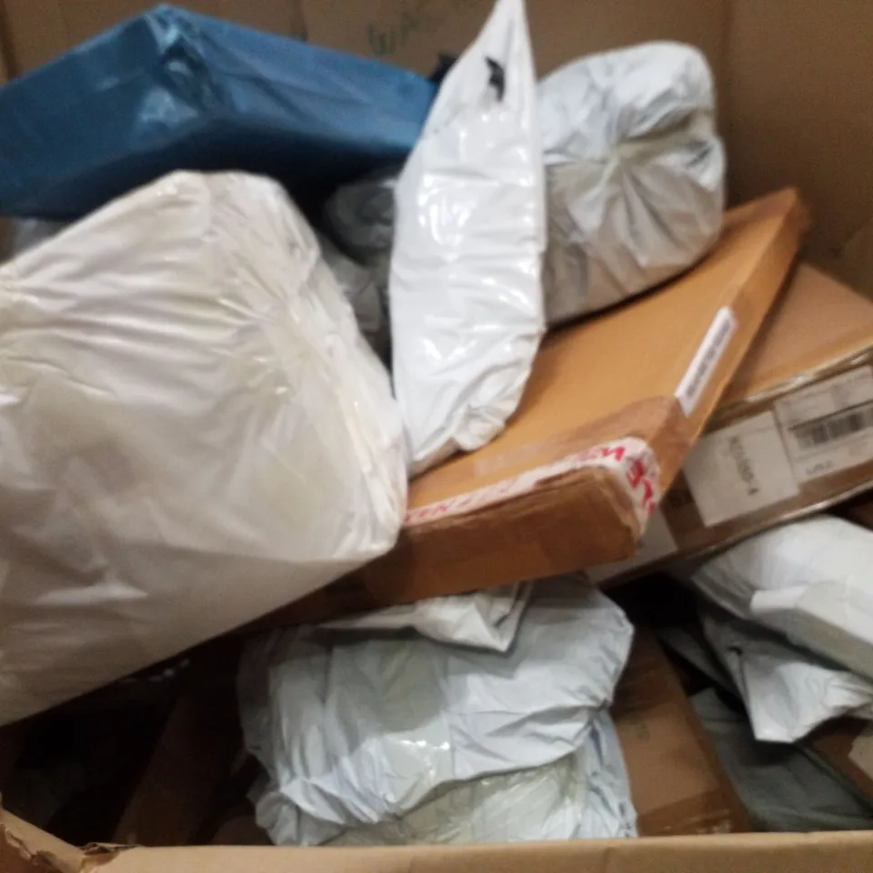 PALLET CONTAINING ASSORTED PRODUCTS INCLUDING PVC PRIVACY FENCE, GROW LIGHT, WALLPAPER, WEIGHTLIFTING POWERLIFTING LEATHER BELT & CARPET
