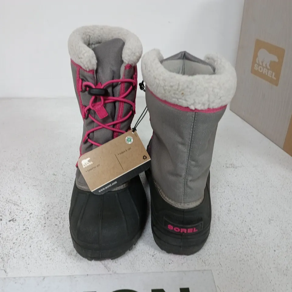 BOXED PAIR OF SOREL YOUTH CUMBERLAND 2 BOOTS IN LIGHT GREY/PINK - UK 4.5