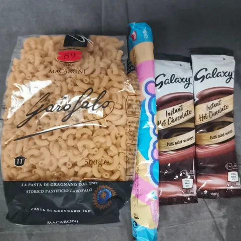 APPROXIMATELY 10 ASSORTED FOOD AND DRINK ITEMS TO INCLUDE MACARONI, FLUMPS, GALAXY, ETC