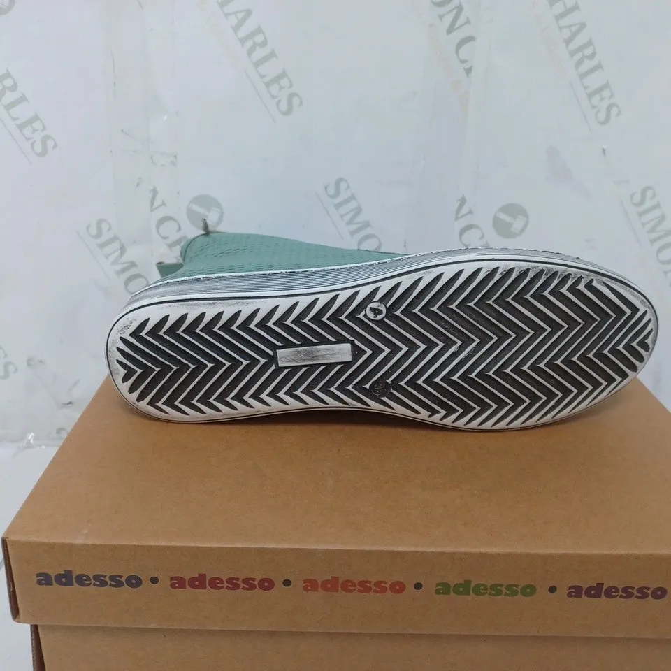 BOXED PAIR OF ADESSO BOOTS SIZE 6