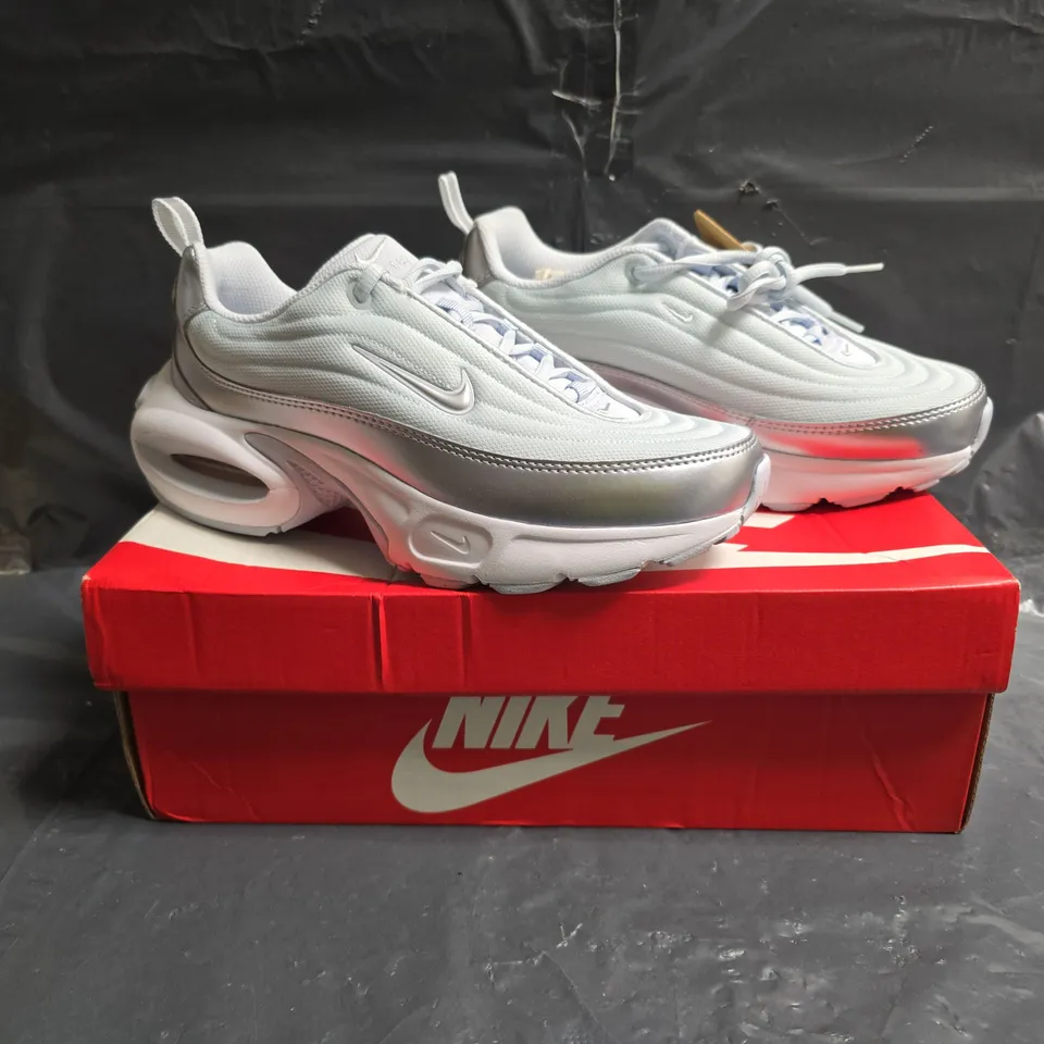 BOXED PAIR OF NIKE AIR MAX PORTAL SE TRAINERS IN FOOTBALL GREY/WHITE /METALLIC SILVER SIZE UK 5