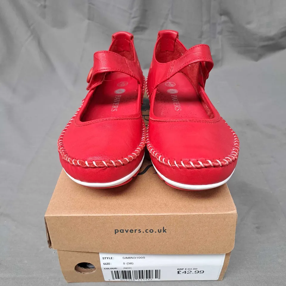 BOXED PAIR OF PAVERS RED SANDALS SIZE 5