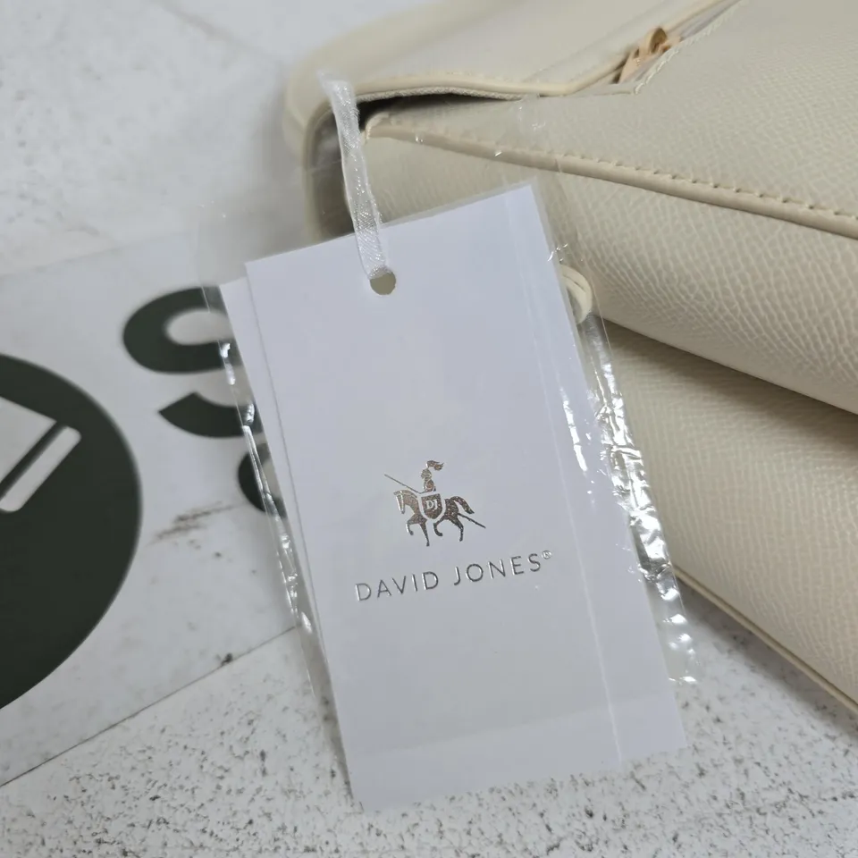 DAVID JONES CREAM LEATHER HANDBAG WITH GOLD TURN-LOCK – WITH DETACHABLE STRAP (BRAND TAG ATTACHED)