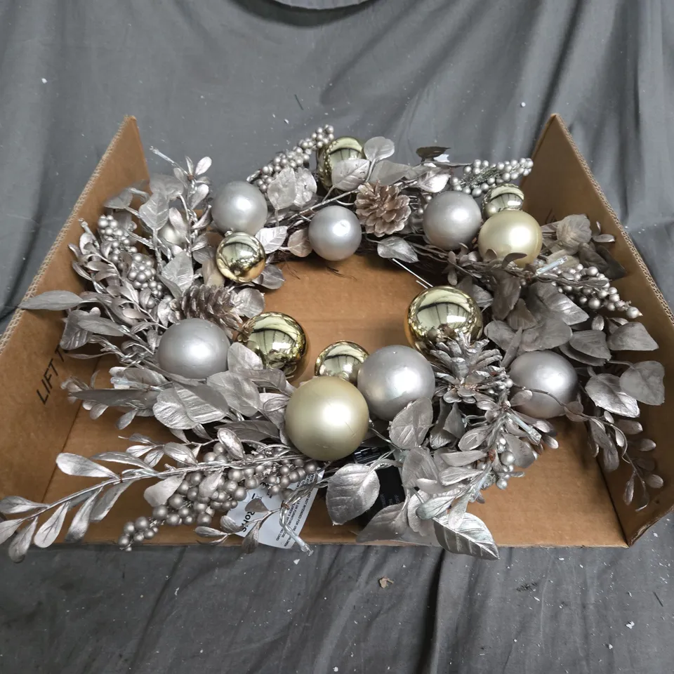 CHAMPAGNE AND GOLD PRE-LIT FESTIVE WREATH RRP £32.99