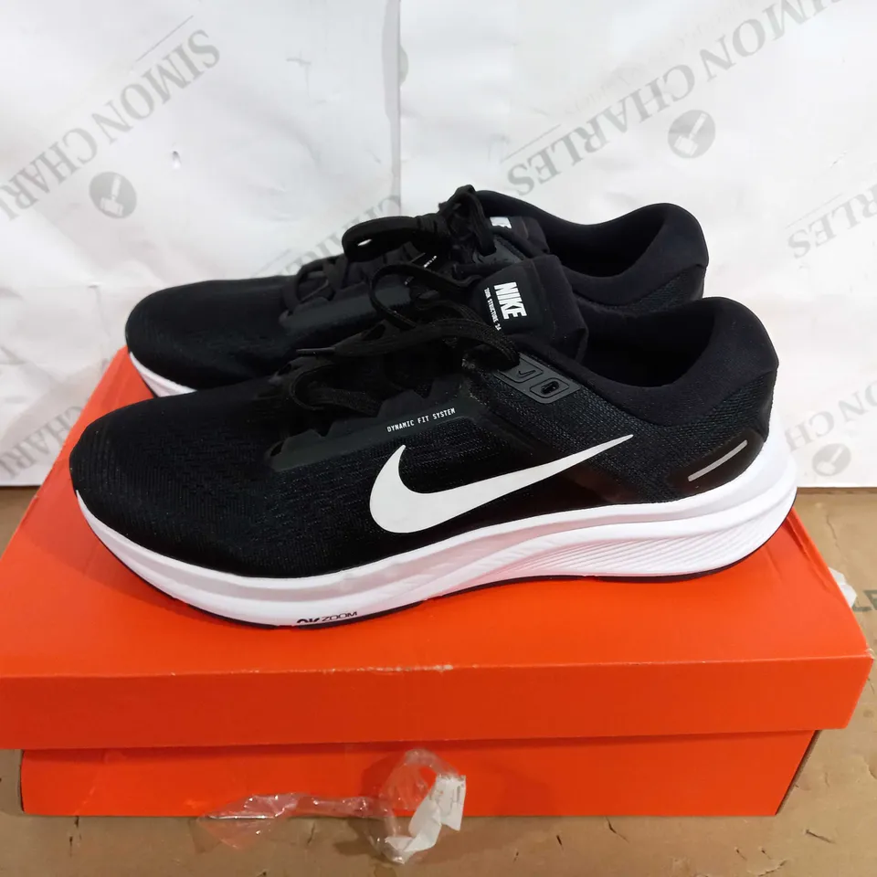 BOXED PAIR OF NIKE AIR ZOOM STRUCTURE 24 TRAINERS SIZE 7.5