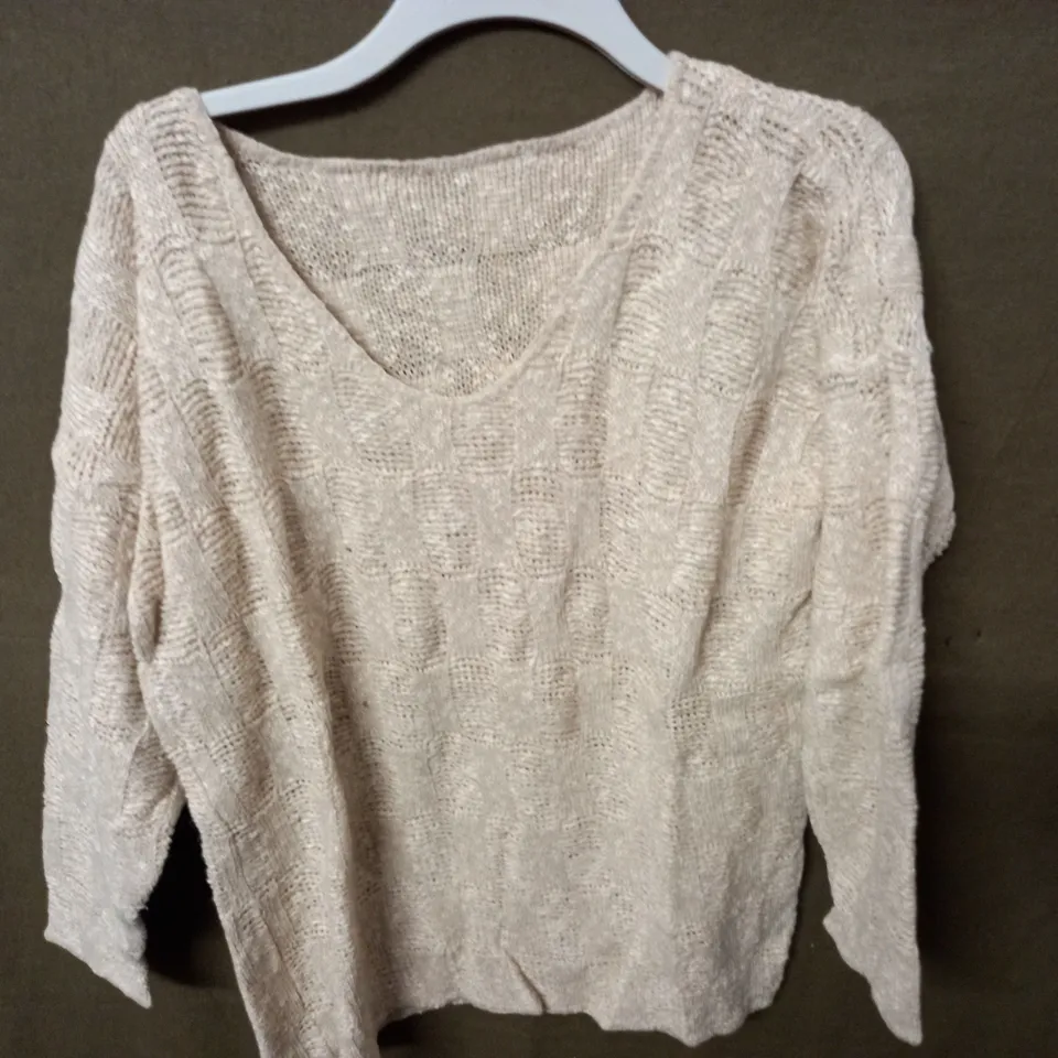 LOT OF 15 AS NEW KNITTED V-NECK JUMPERS - SIZE UNSPECIFIED