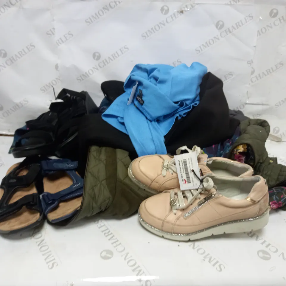 LOT OF APPROXIMATELY 35 ASSORTED ARTICLES OF CLOTHING TO INCLUDE PINK MODA IN PELLE GENE TRAINER, BLUE XS NINA LEONARD JUMPER, KIM & CO GREY LEGGINGS, ETC