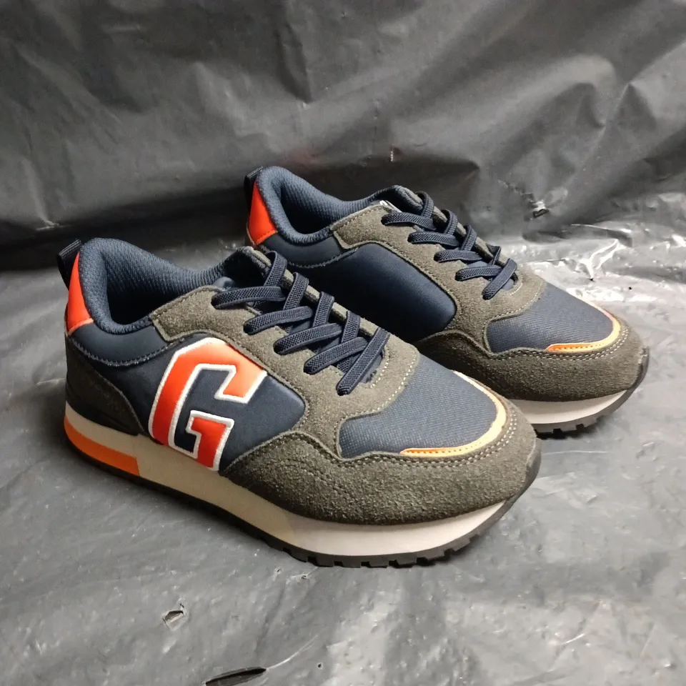 GAP JUNIOR TRAINERS– NAVY/GREY WITH ORANGE ACCENTS (LOGOED SIDE PANEL) SIZE 1