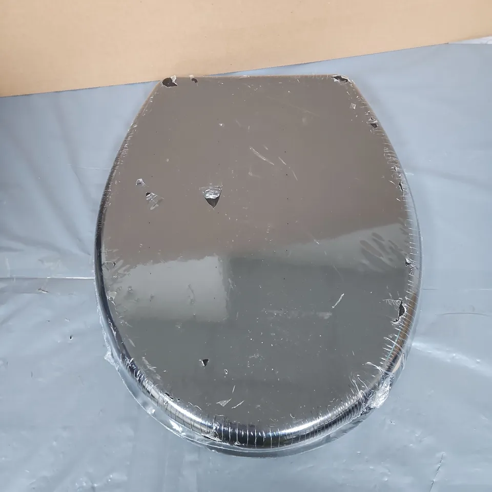 BLACK TOILET SEAT WITH HINGES AND FITTINGS – NEW