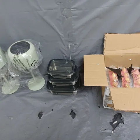 CAGE OF APPROXIMATELY 10 ASSORTED BOXED HOME ITEMS TO INCLUDE DUAL SOLAR LAMPS, LOCKNLOCK FOOD STORAGE BOXES, AND FLOWER SOLAR LIGHTS ETC.