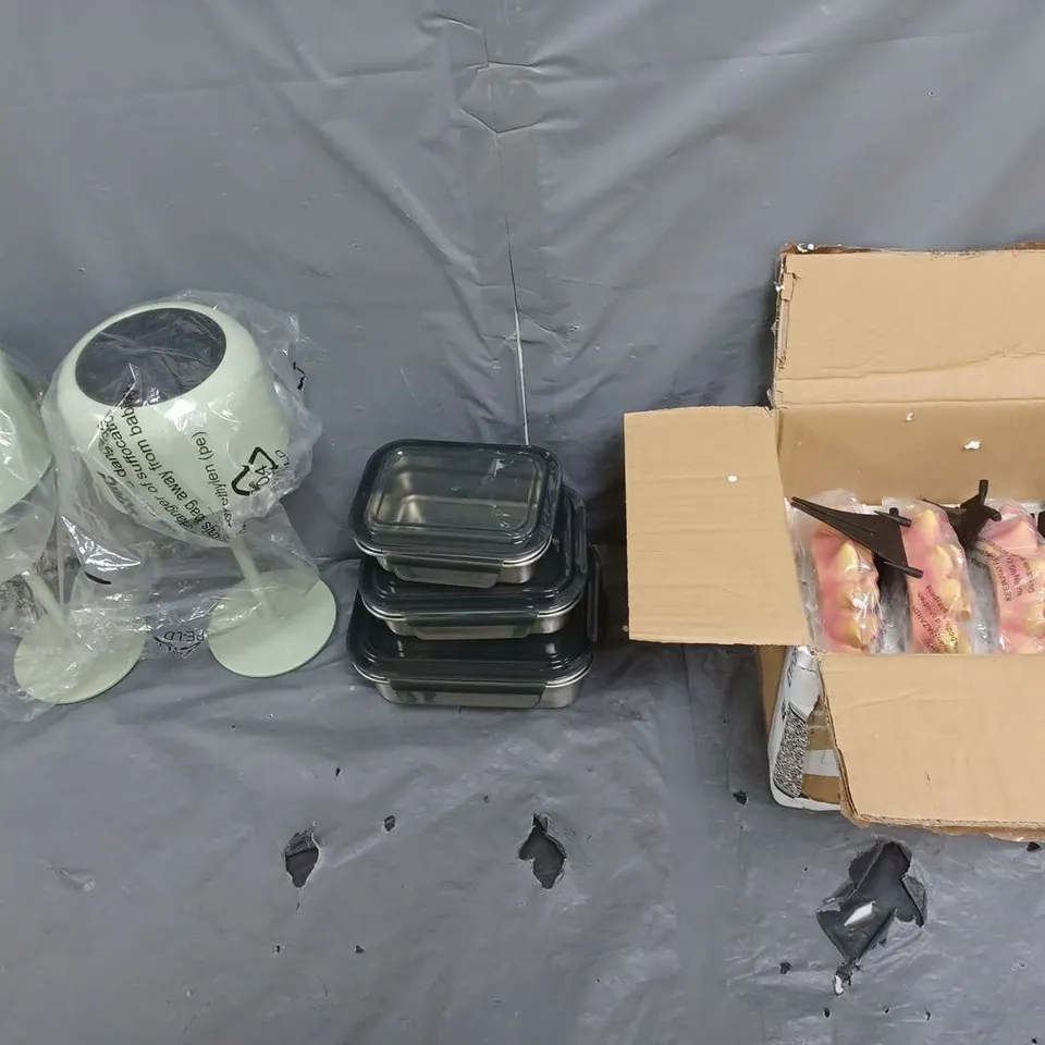 CAGE OF APPROXIMATELY 10 ASSORTED BOXED HOME ITEMS TO INCLUDE DUAL SOLAR LAMPS, LOCKNLOCK FOOD STORAGE BOXES, AND FLOWER SOLAR LIGHTS ETC. 