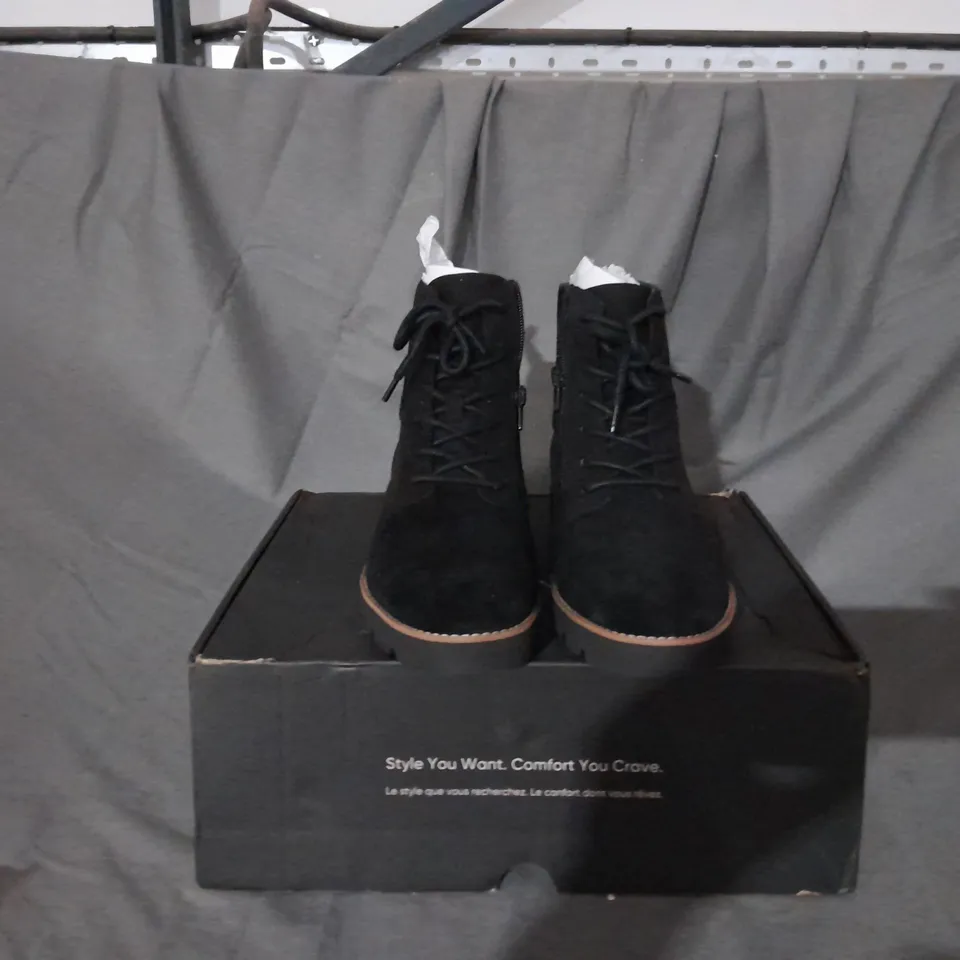 BOXED PAIR OF VIONIC LARSON LACE UP BOOTS IN BLACK SIZE 6.5 