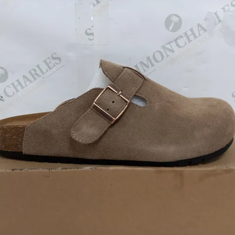 BOXED PAIR OF EVELLYHOOTD LEATHER CLOGS IN LIGHT BROWN - EU 40