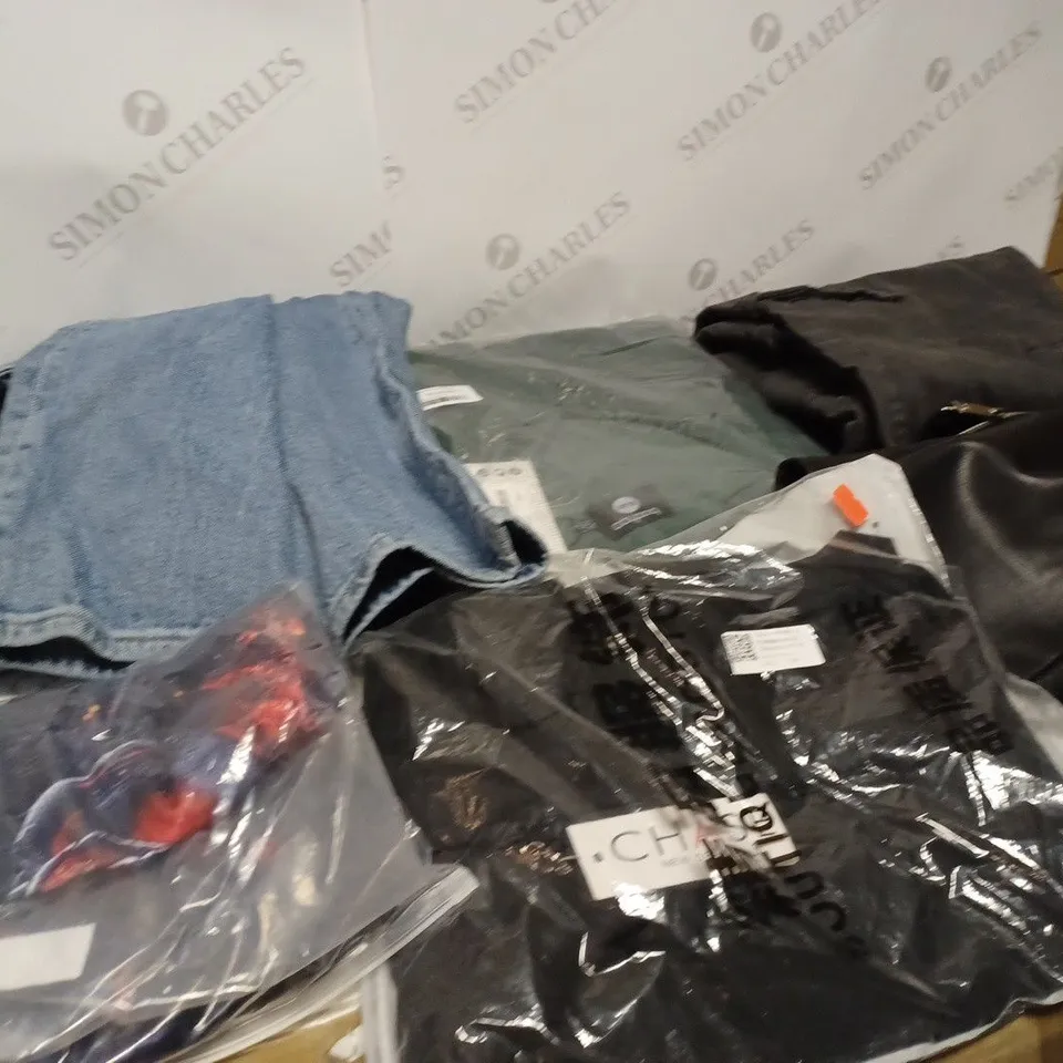 LOT OF APPROX 40 ASSORTED CHILDRENS CLOTHING ITEMS VARYING IN SIZE/COLOUR/STYLE TO INCLUDE: TROUSERS, TOPS, JUMPERS	