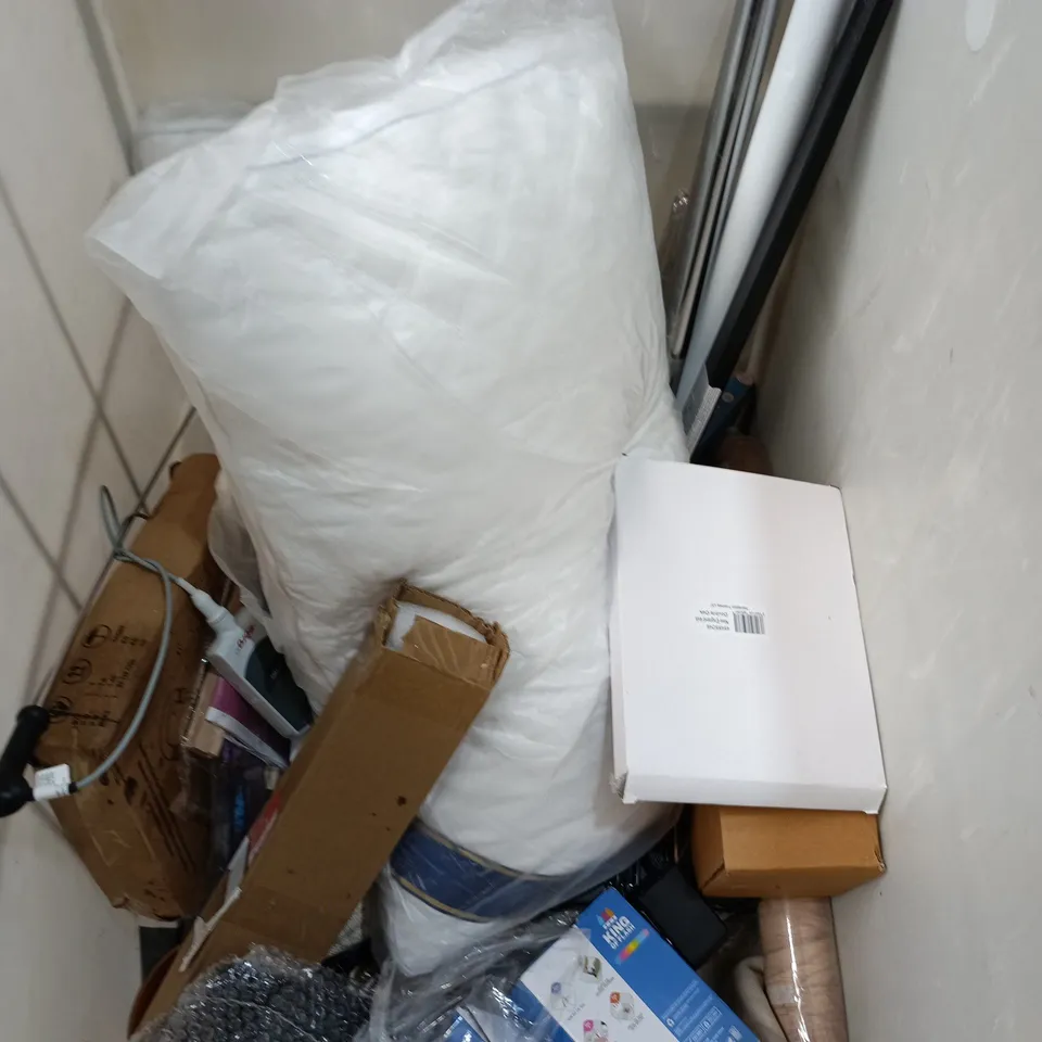 CAGE OF ASSORTED HOUSEHOLD ITEMS.